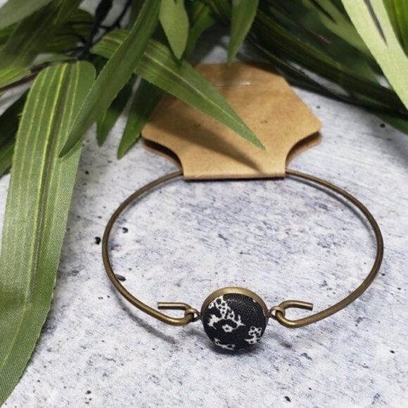 New Handmade | Floral Button Bangle Bracelet - Picture 1 of 3